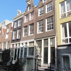 Huis onder rechte lijst