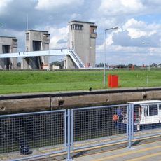 Stuw, gebouwd in functionalistische stijl