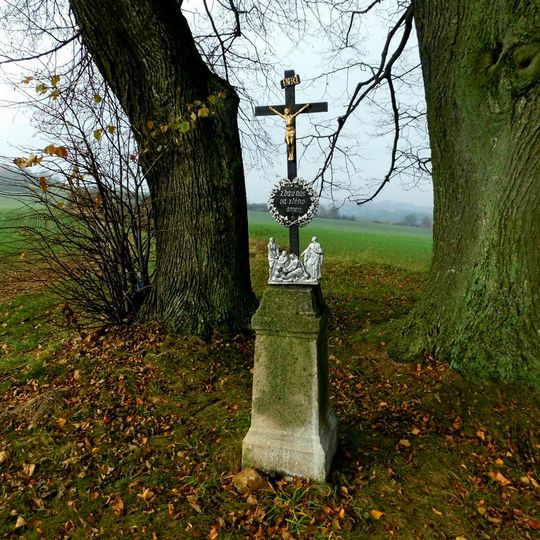 Kříž u silnice západně od Chýšky