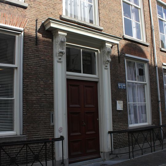 Statig herenhuis met rechte kroonlijst. Fraaie 17e-eeuwse achtergevel met pilasters en accoladebogen