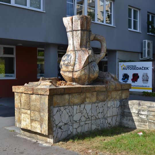 Plastika Džbán v Komíně