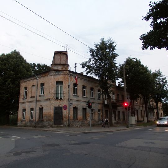 Dzīvojamā ēka ar saimniecības ēkām