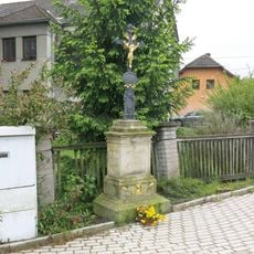 Kříž na rozcestí v Jiráskově ulici v Rovensku pod Troskami