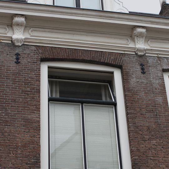 Patriciershuis ter breedte van vijf vensterassen onder schilddak met dakvenster. Kroonlijst met consoles Lod. XIV. Deurpartij met pilasters en Lod. XV-bladmotieven