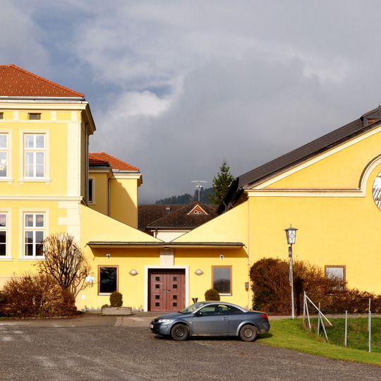 Volksschule und Turnhalle