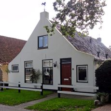 Pand onder zadeldak tegen topgevel