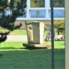 Kamenná plastika u školy v Sadové ulici v Čáslavi