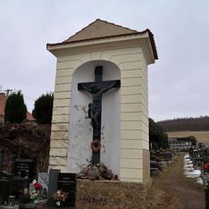 Kaplička na hřbitově v Mrtníku