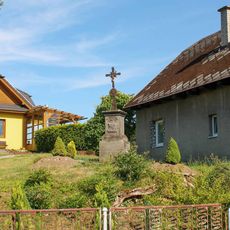 Kříž v Drozdově v zahradě za plotem