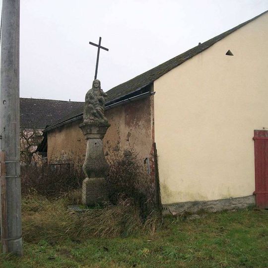 Socha v zahradě v Mutěníně