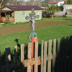 Kříž u silnice v jižní části Dobrohostova