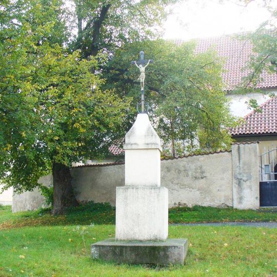 Kříž v parku u kostela v Kojeticích