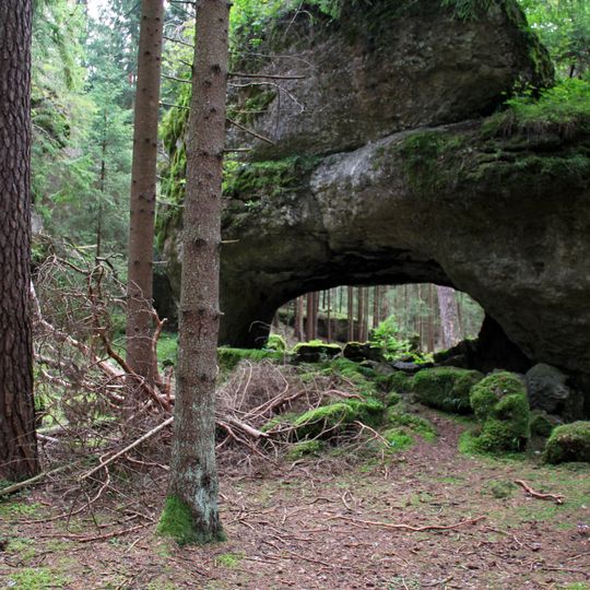 Kleiner Lochstein mit Höhlenruine W von Michelfeld