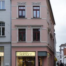 Mietshaus in Ecklage in geschlossener Bebauung Hauptstraße 37