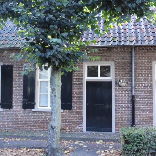 Landarbeidershuisje onder een zadeldak met de nrs 16 en 20