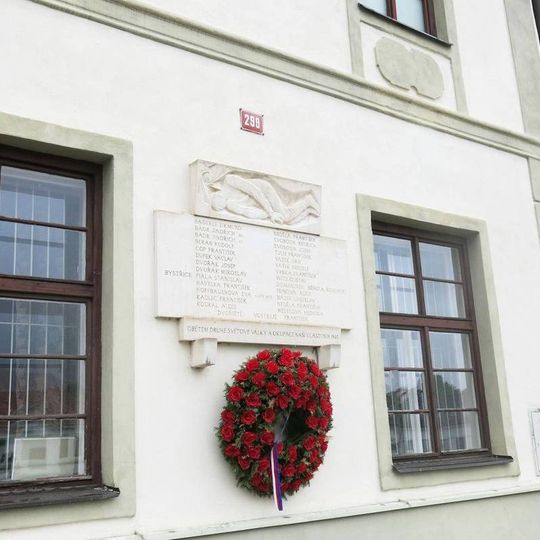 Pamětní deska obětem okupace 1939-45 na muzeu v Bystřici nad Pernštejnem