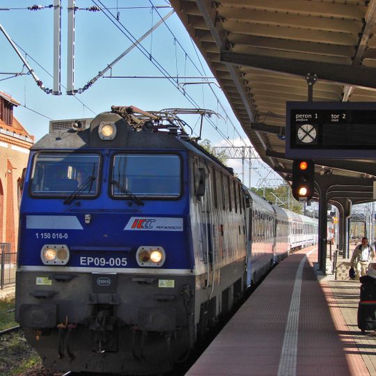 Perony wraz z wiatami i tunelami