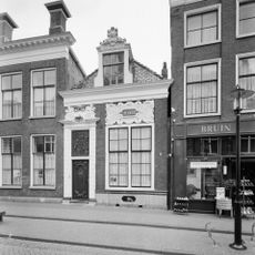 Pand zonder verdieping met rechte kroonlijst en gebeeldhouwde cartouche