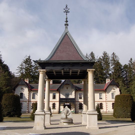 Pavillon und Genovevabrunnen