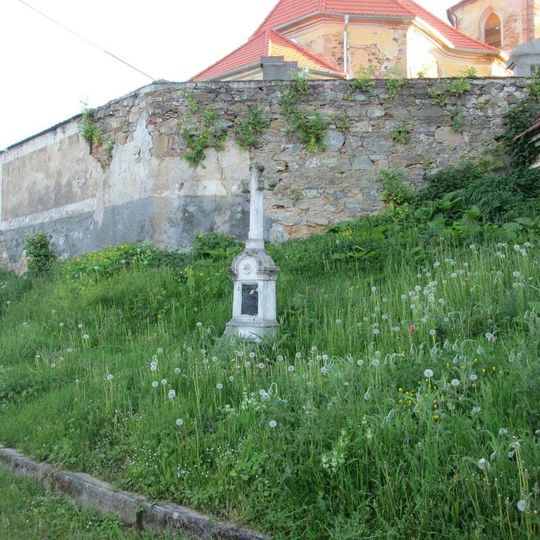 Kříž u kostela ve Všehrdech