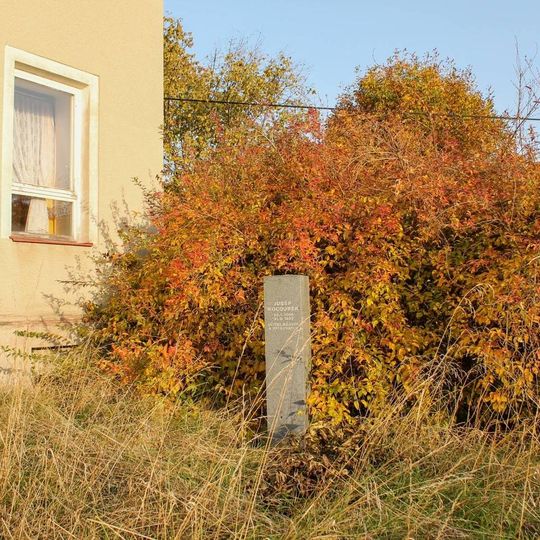 Pomník Josefa Kocourka v Řepové před školou