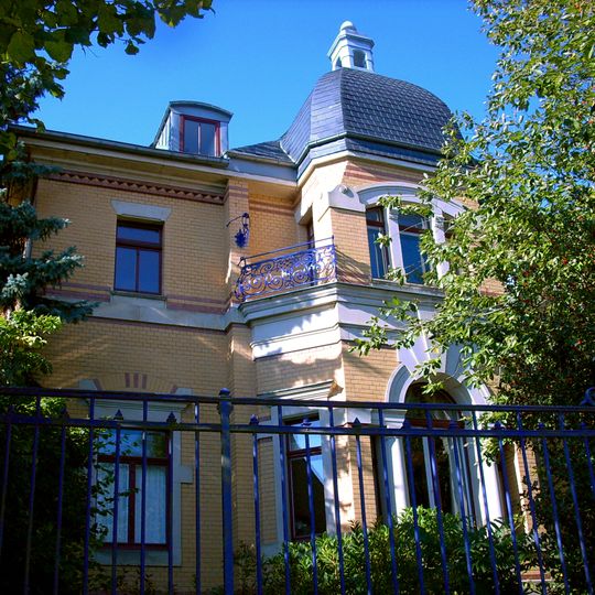 Villa „Hugo Hauffe“, Kutscherhaus und Einfriedung sowie gesamtes Gartengelände mit parkähnlicher Gestaltung und drei Plastiken Wettinplatz 3