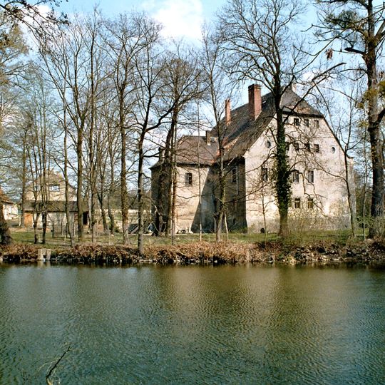 Sachgesamtheit Rittergut Falkenhain b. Wurzen, mit folgenden Einzeldenkmalen: Herrenhaus mit Zufahrtsbrücke, drei aneinander gebaute Wirtschaftsgebäude und Gutsscheune sowie nordwestliche und südöstliche Einfriedu