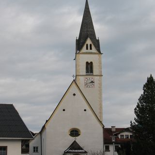 Kath. Pfarrkirche hl. Gertraud von Nivelles mit Friedhof