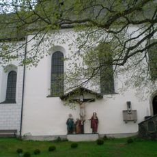 Schlosskapelle Freundsberg mit Kreuzigungsgruppe