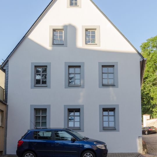Wohnhaus in halboffener Bebauung und Ecklage Pfarrberg 12