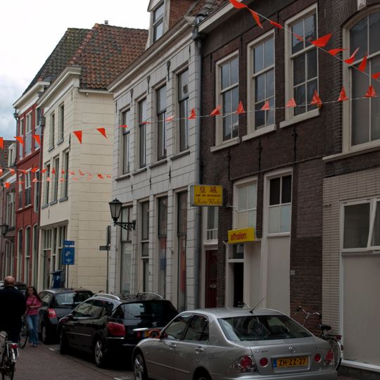Fors hoekpand met later gepleisterde en van een kroonlijst voorziene gevel met muurankers en dakkapel
