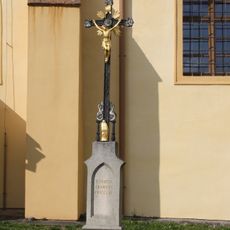 Kříž u kostela sv. Petra a Pavla v Dalešicích