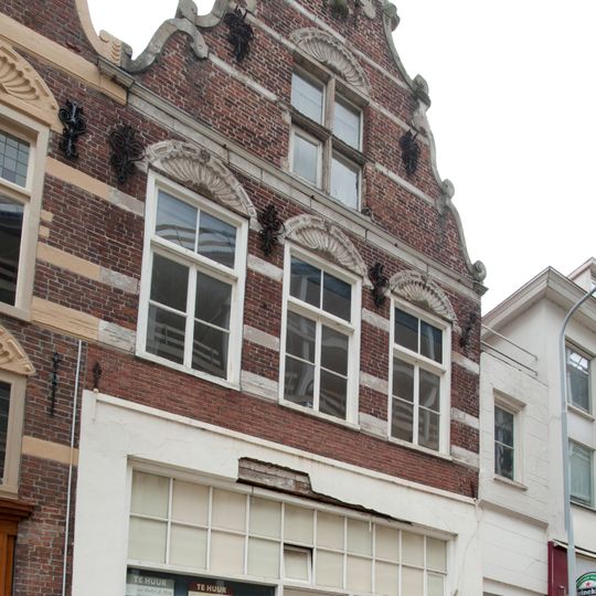 Pand met versierde puntgevel