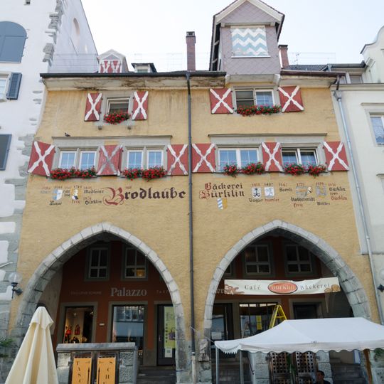 Maximilianstraße 26, 28