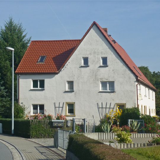 Südöstliches Seitengebäude sowie Scheune eines Vierseithofes Straße der Einheit 55