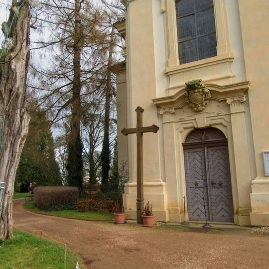 Kříž v Loučeni u kostela v zámeckém parku