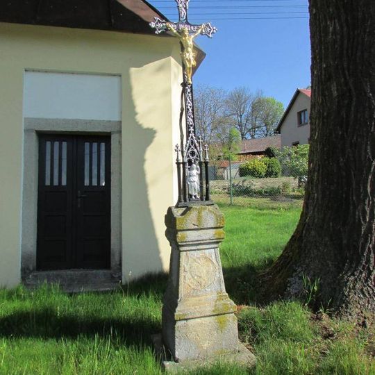 Kříž před kaplí v Záhoří