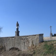 Kříž na mostě západně od Novosedel