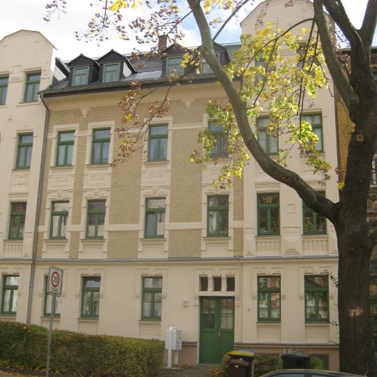 Mietshaus in geschlossener Bebauung mit Vorgarten Münchner Straße 2