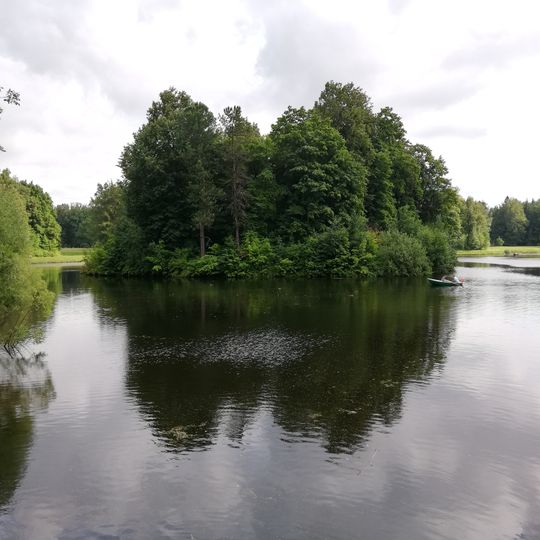 Центральный Розовопавильонный пруд с плотиной и островом княгини Ливен