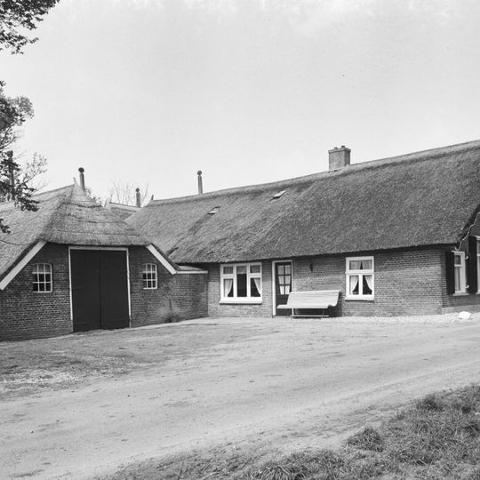 Boerderij van het Kampertype met rieten zadeldak en links aangebouwd een kleine stal met rieten wolfsdak
