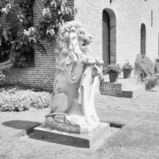 Twickel: leeuwen voorplein