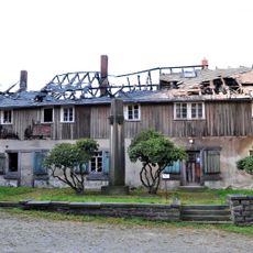 Verwaltungsgebäude des ehemaligen Steinbruchs mit Graniteinfriedung und Gedenksäule für die Opfer des Ersten Weltkrieges und der Arbeit (1899-1945) Friedensstraße 18c, 20