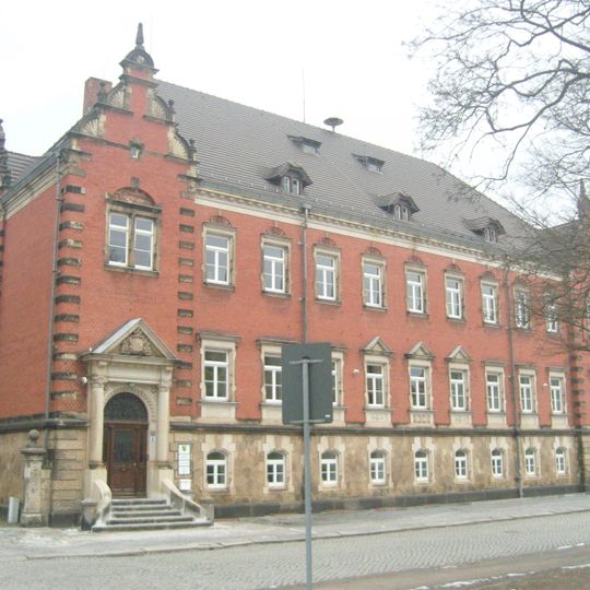 Ehemaliges Amtsgericht mit rückseitig anschließendem Gefängnis und Einfriedung Dr.-Wilhelm-Külz-Straße 22a