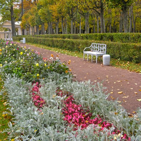 Металлические скамьи