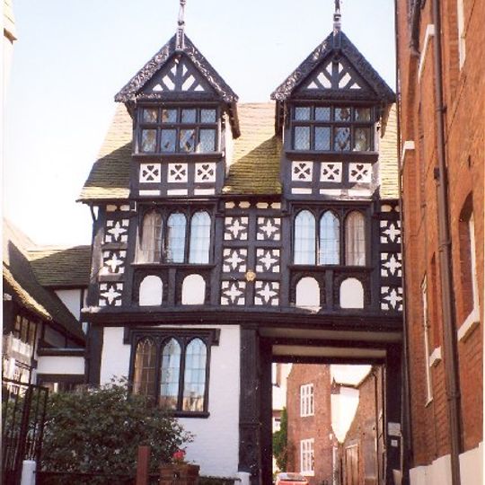 Council House Gatehouse And Gateway