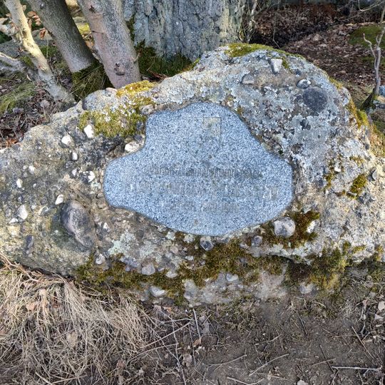 Památník severně od Plzně u rybníka Strženka