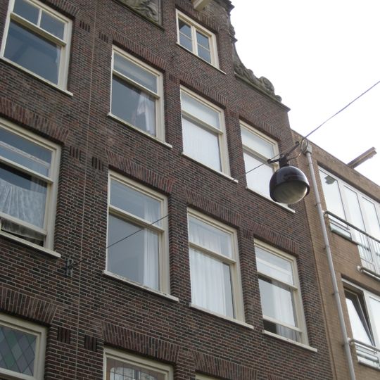 Huis, vanwege de zandstenen onderdelen van de gevelhals
