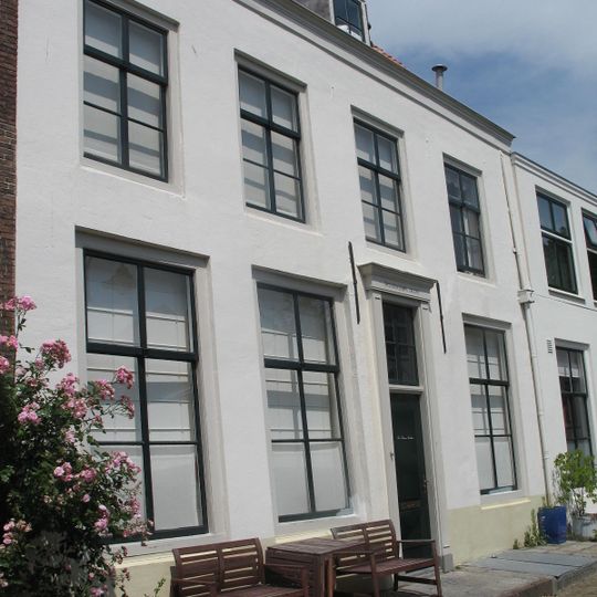 Huis met gecementeerde rechte gevel