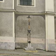Kříž u kostela Nanebevzetí Panny Marie v Domažlicích